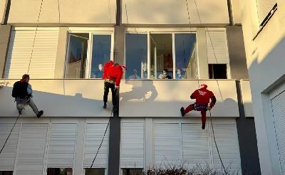 Djeda Mrazevi se spustili s krova i bolesnoj djeci u Tuzli kroz prozor dijelili paketiće