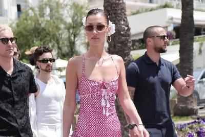 Bella Hadid prošetala Cannesom u haljini inspirisanoj kefijom: Oslobodite Palestinu zauvijek