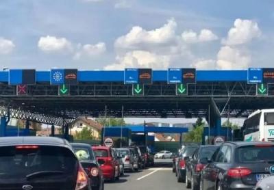 Duge kolone vozila na graničnim prijelazima Izačić i Velika Kladuša na izlazu iz BiH