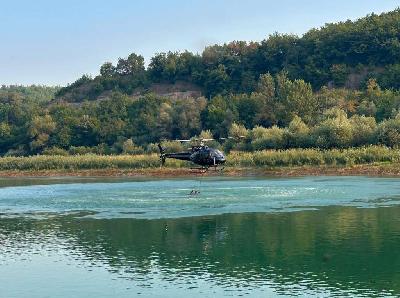 Helikopter Zeničko-dobojskog kantona gasio šumski požar kod Kaknja