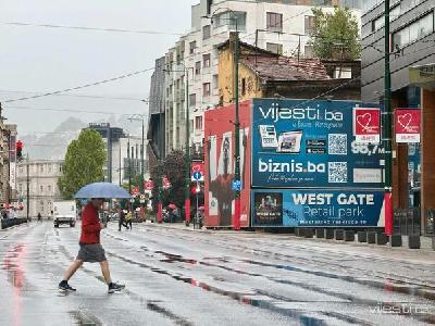 Kišovito jutro u BiH, na vrhovima planina snijeg