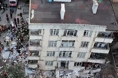 Dramatične scene u Istanbulu: Urušila se zgrada, najmanje sedam osoba zarobljeno, među njima i dijete