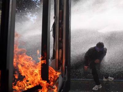Albanija na nogama: Demonstranti napali institucije, policija uzvratila suzavcem